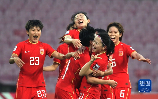 2月6日，中国队球员在2022女足亚洲杯决赛后庆祝。新华社发（贾韦德·达尔摄）