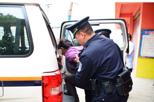 冲撞执行、躺地撒泼…… 四川女子演了一出抗法闹剧被拘