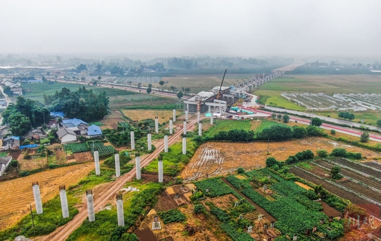 天邛高速羊安高架特大桥跨成新蒲快速路（G108线）。
