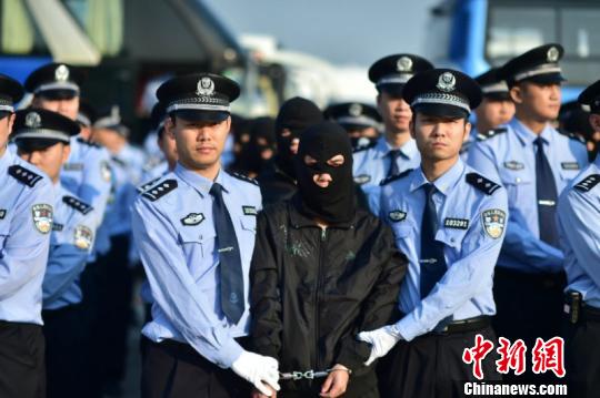 资料图为重庆警方从境外押送犯罪嫌疑人回国。 重庆警方供图