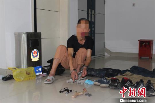 嫌疑人指认作案工具。警方提供