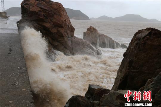 图为浙江温岭箬山避风港迎来风浪。 金云国 摄