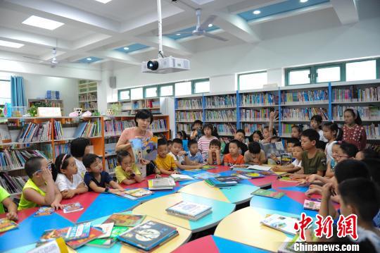 资料图:孩子们一起学习、读书。(图文无关)张娅子 摄