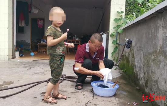 老王獨自一人在家照看孫子