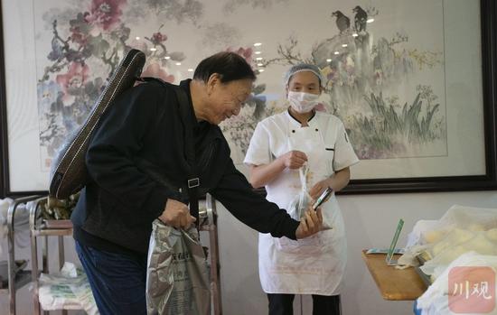 老年人通過手機支付購買商品