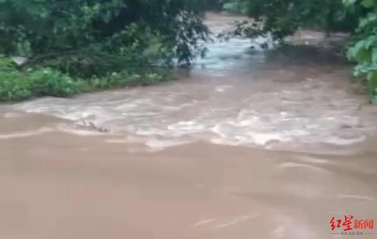 汛期，“临时桥”被淹