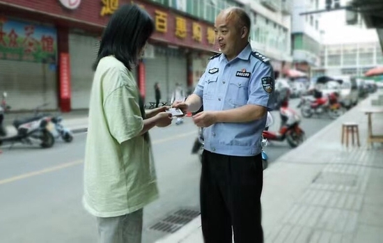 小杜从民警手中拿到新补办的身份证。南部县公安局供图