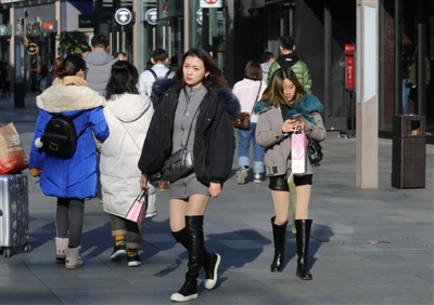 昨日,成都,不少市民外出尽享冬日暖阳 摄影记者 王红强