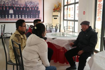 在安徽小岗村,同学们和“大包干”带头人严金昌老人进行交流。