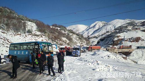 国道348线昭觉解放沟大雪管制 交警手推上百辆被困车辆