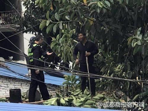 攀枝花男子疑精神异常跳楼轻生 民警楼顶苦劝