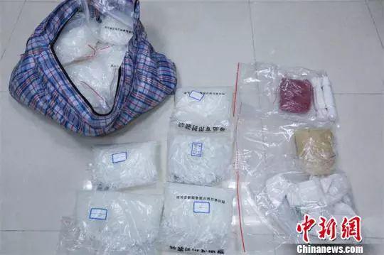 收缴毒品。 张文敏 摄