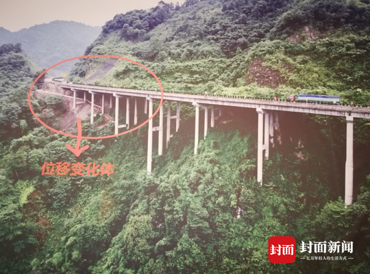 图为受地质灾害影响的雅西高速瓦厂坪大桥