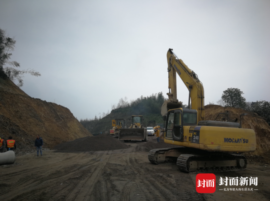 据四川交投集团川高公司消息,目前通行便道的暂定绕行方案为: