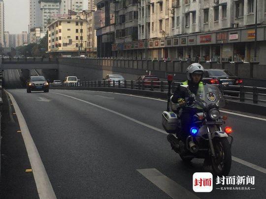 交警全程接力护送,将受伤孩子及时送到医院。