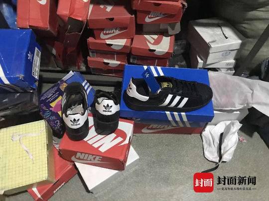 被捣毁的窝点有大量假冒耐克、阿迪达斯等知名品牌的衣服、鞋子。