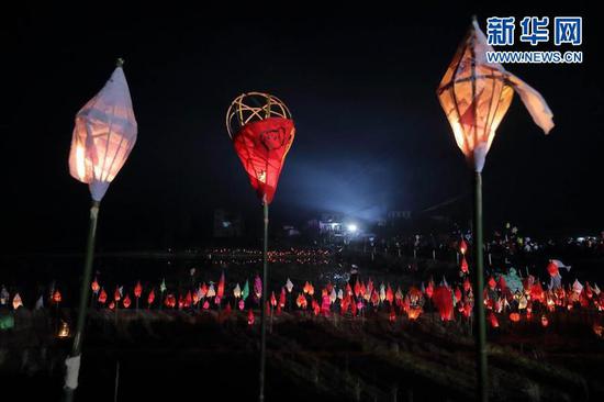 3月1日,在四川省南充市嘉陵区三会镇,“蛴蟆灯”祈福巡游结束后,群众将“蛴蟆灯”插在水边。新华社记者江宏景摄
