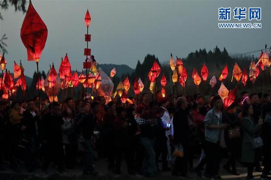 3月1日,在四川省南充市嘉陵区三会镇,众多群众点亮“蛴蟆灯”,场面壮观。新华社记者江宏景摄