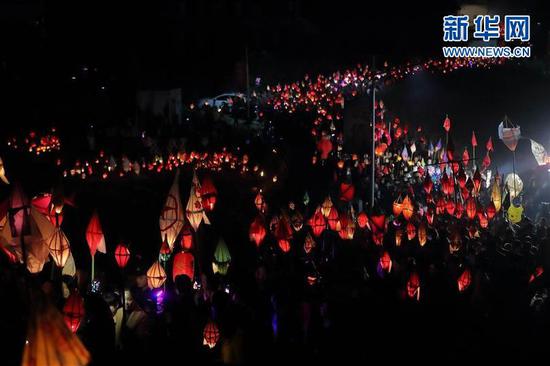 3月1日,在四川省南充市嘉陵区三会镇,众多群众点亮“蛴蟆灯”,场面壮观。新华社记者江宏景摄