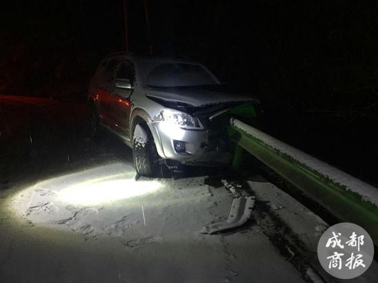 自驾返程遇险 一家五口雪夜被困深山悬崖边