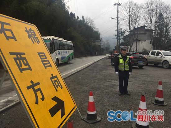 3月11日,雅康高速新沟站外,天全县公安局交警大队民警引导车辆绕行