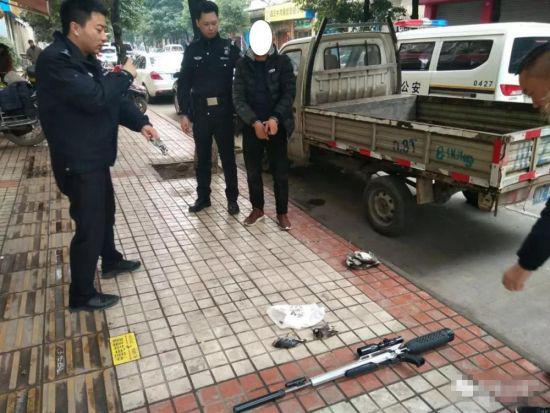 民警现场挡获持气枪男子 钟欣 摄
