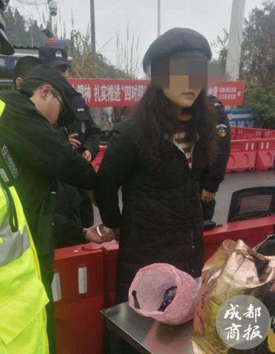▲被抓获的女毒贩