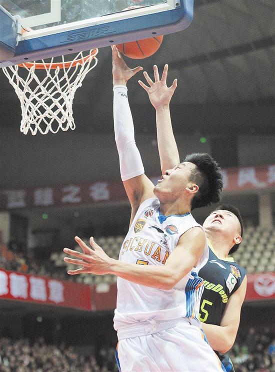 黄荣奇(左)本赛季迅速成长 记者 马丁 摄