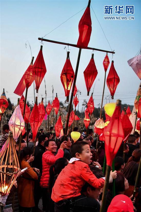 3月1日,在四川省南充市嘉陵区三会镇,众多群众点亮“蛴蟆灯”,场面壮观。新华社记者张超群摄