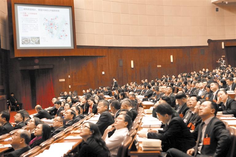 市十七届人大一次会议第三次全体会议,代表认真听取成都市城市总体规划的说明