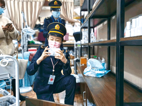 执法人员在突击检查工作。