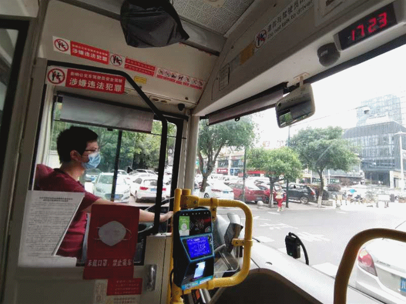 宜賓803輛運營公交車上安裝了主動安全智能防控系統(tǒng)和360°行車全景監(jiān)控系統(tǒng)。