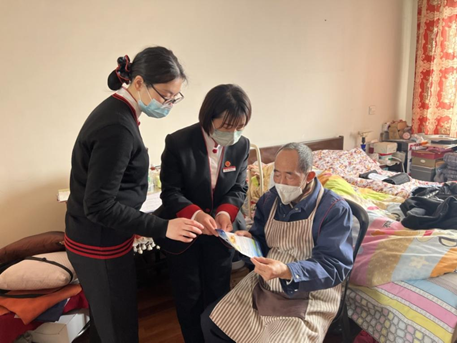 中信银行服务小分队上门为老年人提供服务