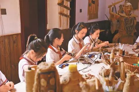 達(dá)川區(qū)實(shí)驗(yàn)小學(xué)學(xué)生在麻藝工作坊實(shí)操