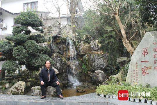 徐纪元在徐家大院留影。