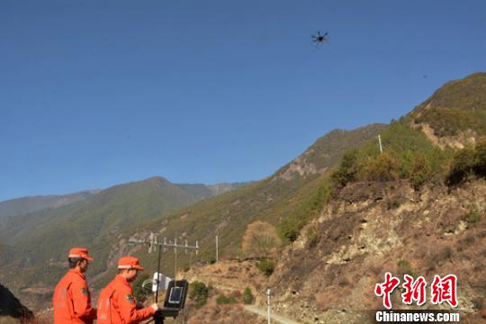 无人机对重点林区进行巡查。 曾鹏 摄