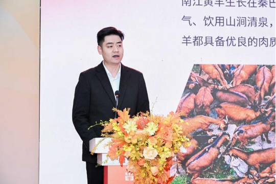 （图）四川德健南江黄羊食品有限责任公司总经理陈浩介绍产品品控