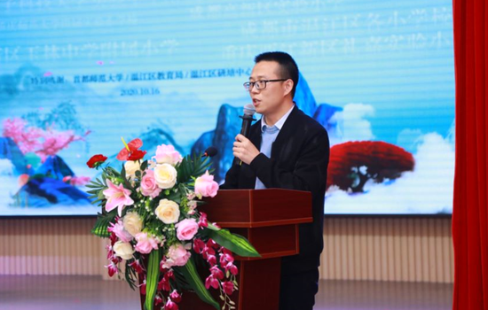 温江区研培中心语文教研员杨继点评