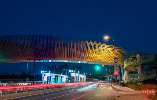 入夜，成都“马卡龙”天桥七彩夺目