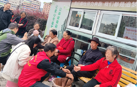 “孝心洗脚礼“&nbsp;活动现场，通过子女或志愿者的亲手服务，传递感恩与敬爱