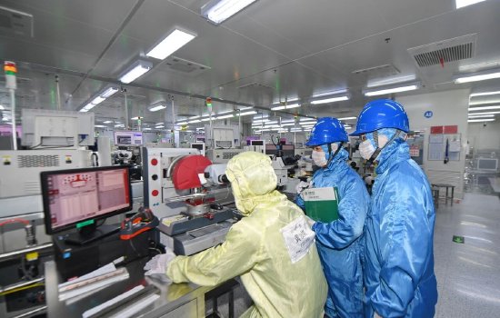 ▲国网金堂县供电公司客户经理上门服务半导体企业，助力企业开足马力生产。（陈翔 摄）