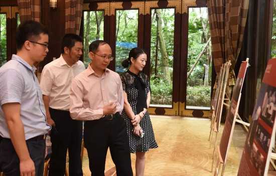 冯身洪副书记参观校史展