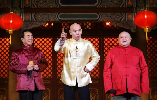 2006年&nbsp;“巴蜀笑星铁三角”（左起）沈伐、李伯清、刘德一在新春大庙会给蓉城市民拜年（资料图 郭广宇摄）