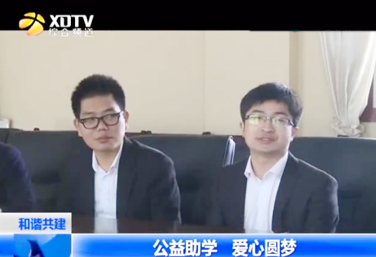 极客数学帮校长祝明(右)在公益活动现场发表讲话