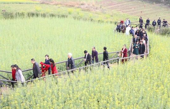 国内外诗人参加遂宁诗歌周活动 林敏/摄影