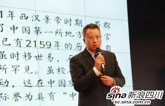 石室中学校长田间汇报科创教育成果