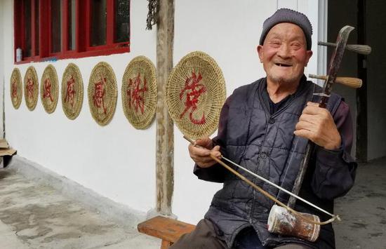寶興縣靈關鎮紫云村脫貧戶在改造后的新家安居