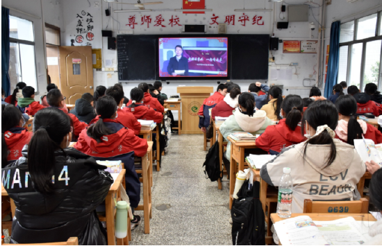 受疫情影响，2月23日，遂宁中学2022年春季开学典礼以录播的形式分别在两校区教室里举行，典礼由团委副书记修金良主持。