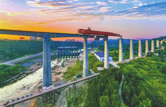 汉巴南铁路恩阳河大桥架梁施工现场。 付海旭 摄（视觉四川）
