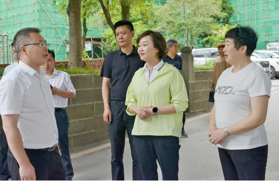 达川区委书记倪欣在翠屏街道新南社区华川苑调研微改革项进展情况